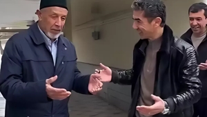Abdulla Qurbonov otasiga inomarka sovgʻa qildi (video)