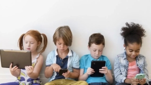“Like” uchun hayotni xavf ostiga qo‘yyapmizmi? Bolalarni internet tahdidlaridan qanday himoyalash kerak?