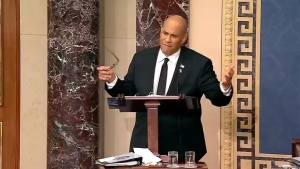 Senator Kori Buker Trampni uzluksiz 25 soat tanqid qilib, tarixiy rekord o‘rnatdi