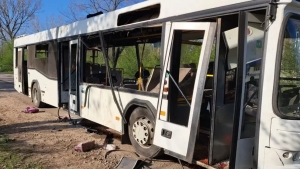 Rossiyaning dron hujumi: Ukrainada avtobus dron zarbasiga uchradi, ko‘plab qurbonlar bor