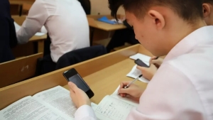 Tadqiqot natijalari: Maktablarda smartfonlarni taqiqlash yetarli chora emas