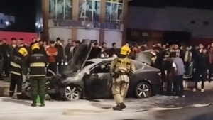 Toshkentda beton to‘siqqa urilgan BYD avtomashinasi yonib ketdi