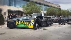 Mercedes G-klass ishtirokidagi avariyada Tesla Cybertruck'ning orqa qismi ajralib ketdi