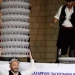 Boshida 468 ta stakan bilan raqs tushgan kiprlik erkak rekord o‘rnatdi! (video)