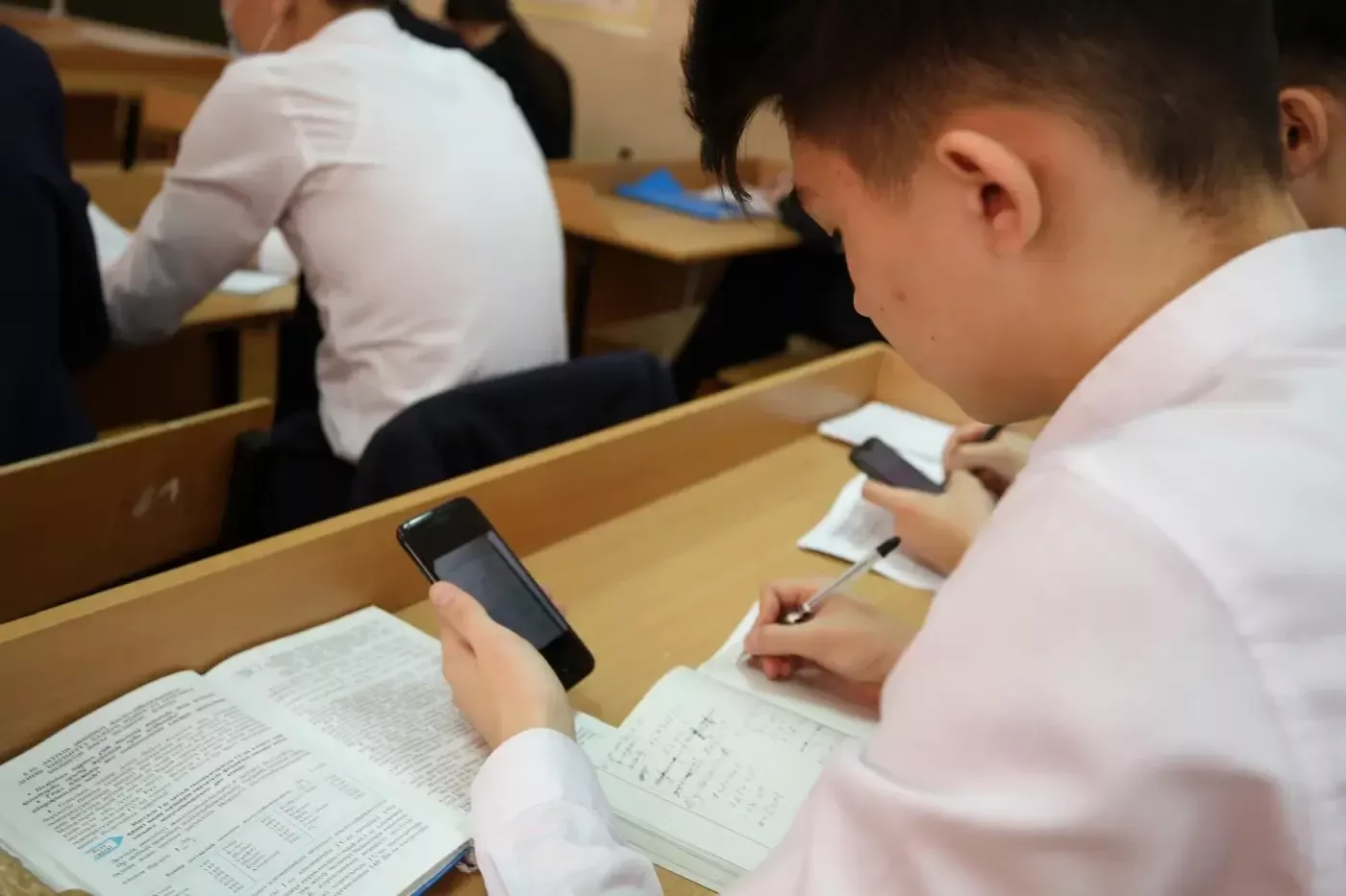 Tadqiqot natijalari: Maktablarda smartfonlarni taqiqlash yetarli chora emas