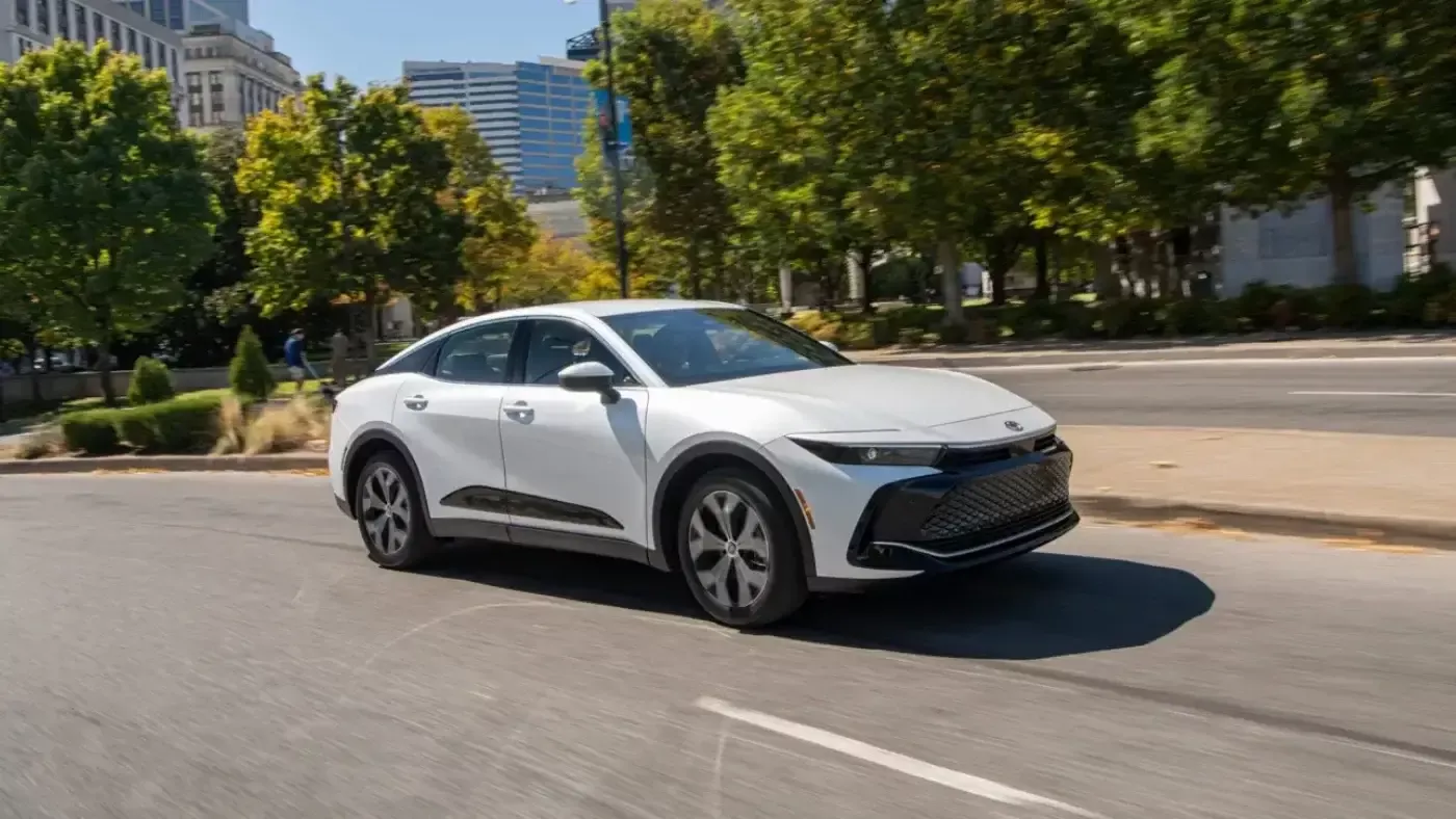 2026-yilgi Toyota Crown: Gibrid va to‘liq uzatmada taqdim etildi