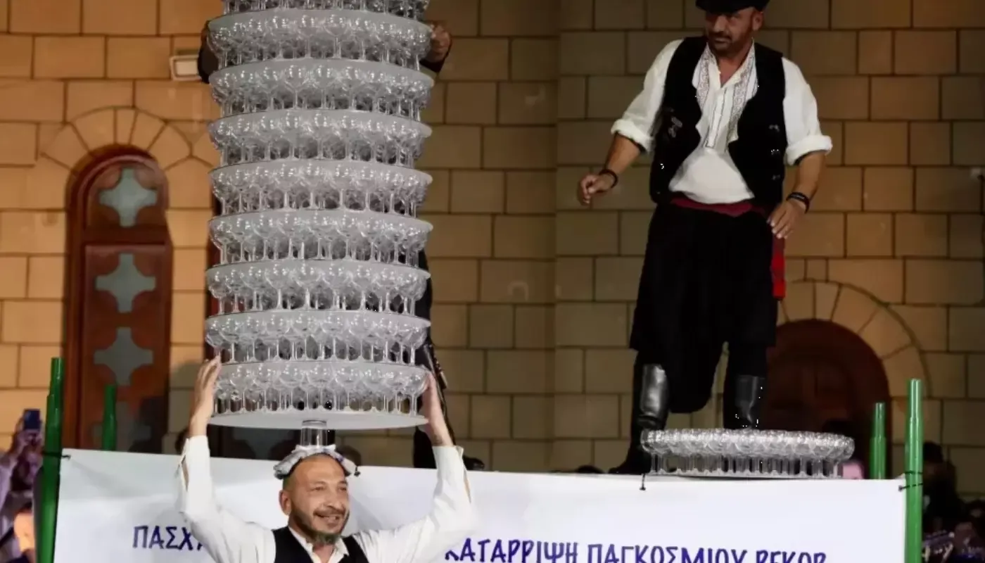 Boshida 468 ta stakan bilan raqs tushgan kiprlik erkak rekord o‘rnatdi! (video)