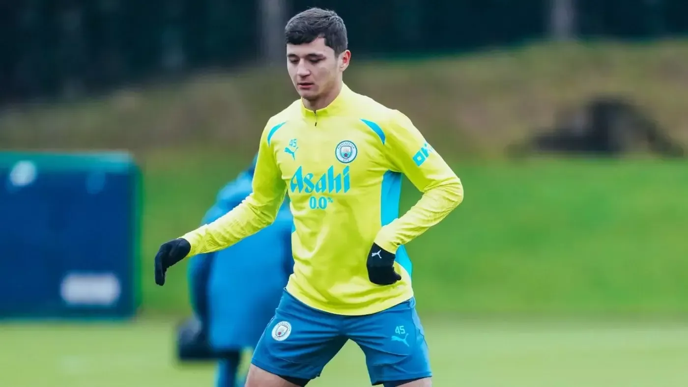 “Manchester Siti” himoyasini qayta qurmoqda: Husanov markazda asosiy figuraga aylanishi mumkin