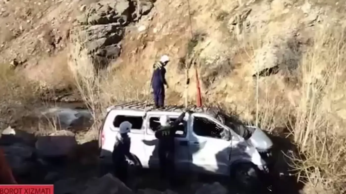 Qamchiq dovonida Honda avtomobili xandaqqa qulab tushdi (video)