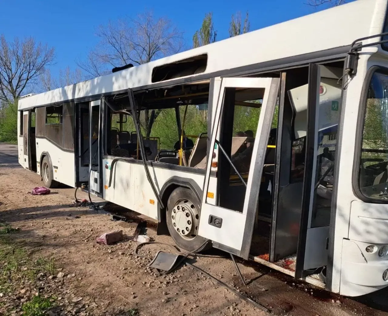 Rossiyaning dron hujumi: Ukrainada avtobus dron zarbasiga uchradi, ko‘plab qurbonlar bor