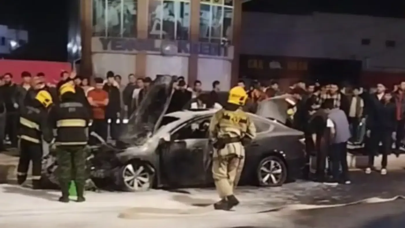 Toshkentda beton to‘siqqa urilgan BYD avtomashinasi yonib ketdi