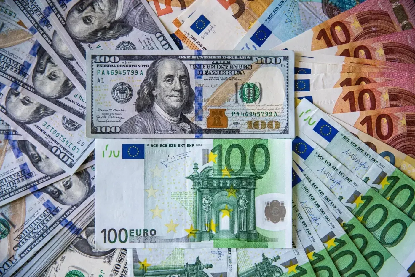 Dollar yana oshdi, yevro esa pastlashda davom etmoqda