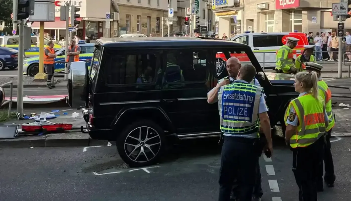 Shtutgartda fojiali avtohalokat: piyodalarni mashina urib ketdi